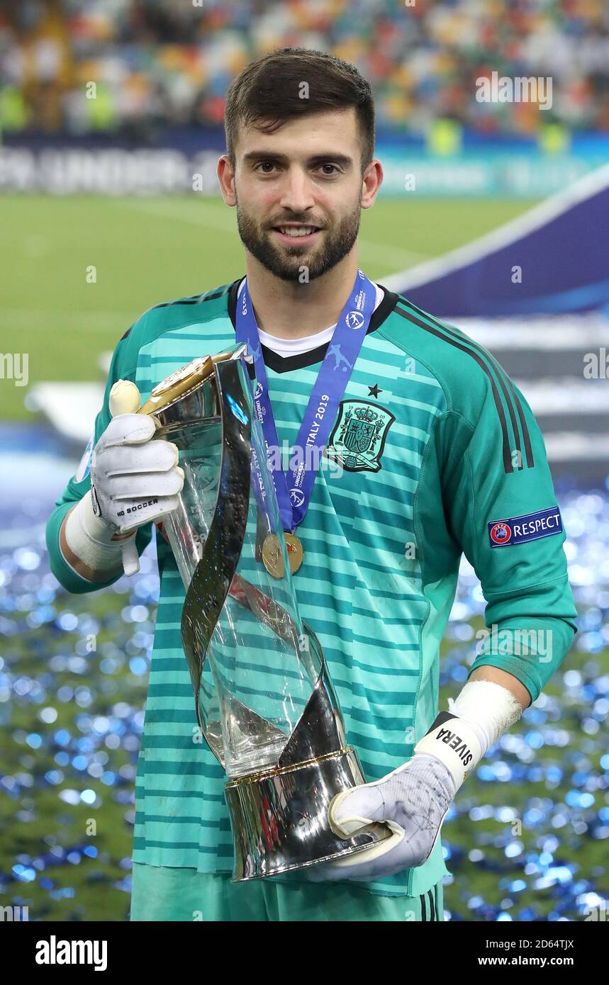 Spanien U21-Torhüter Antonio Sivera feiert mit der Trophäe, nachdem er das Finale der UEFA U-21-EM gewonnen hat Stockfoto