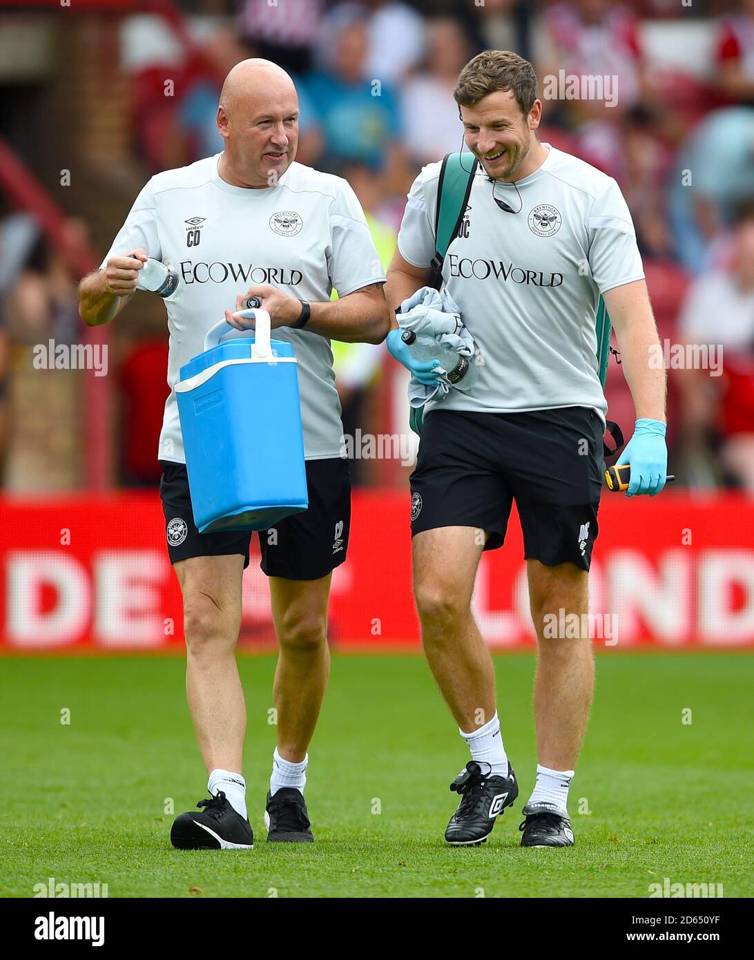 Brentford Assistant Head Coach Brian Riemer (links) und Head of Medical Neil Greig Stockfoto