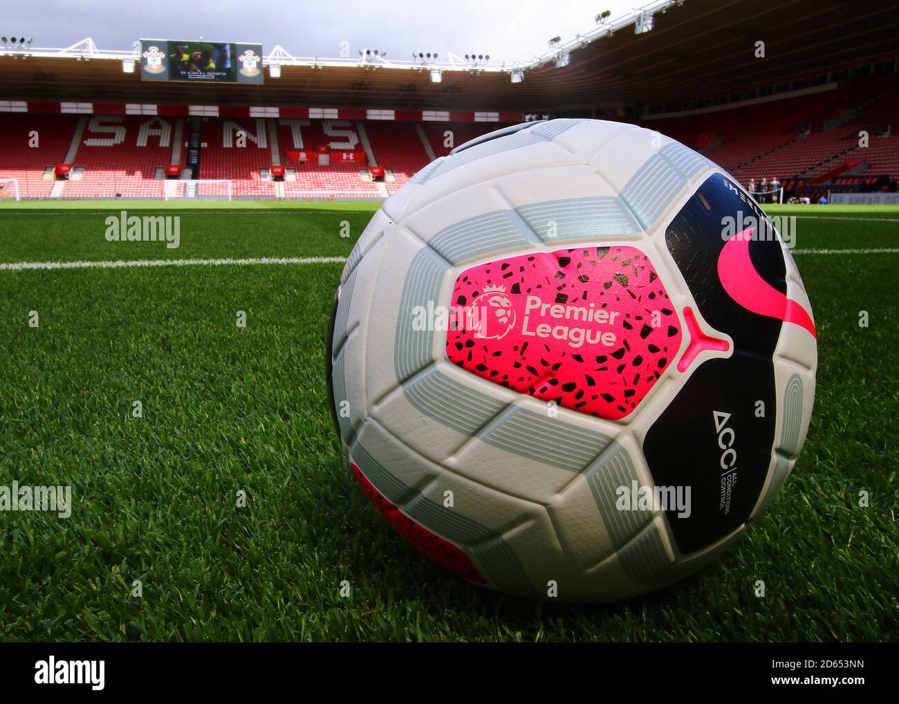 Allgemeiner Blick auf den Premier League Ball und das St Marys Stadium vor dem Start Stockfoto