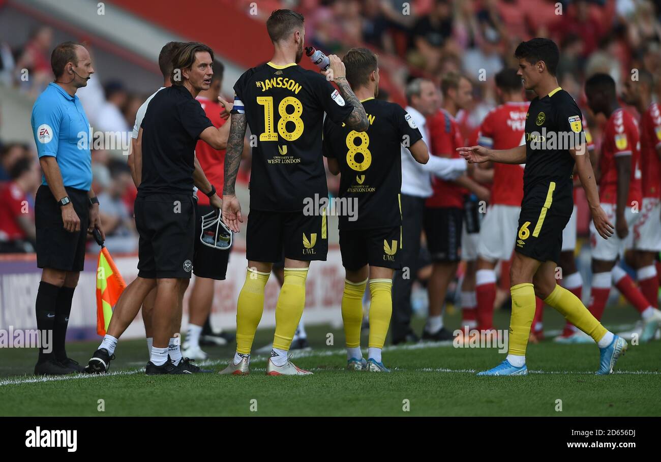 Brentford-Manager Thomas Frank (links) gibt seinen Spielern Anweisungen während einer Getränkepause Stockfoto