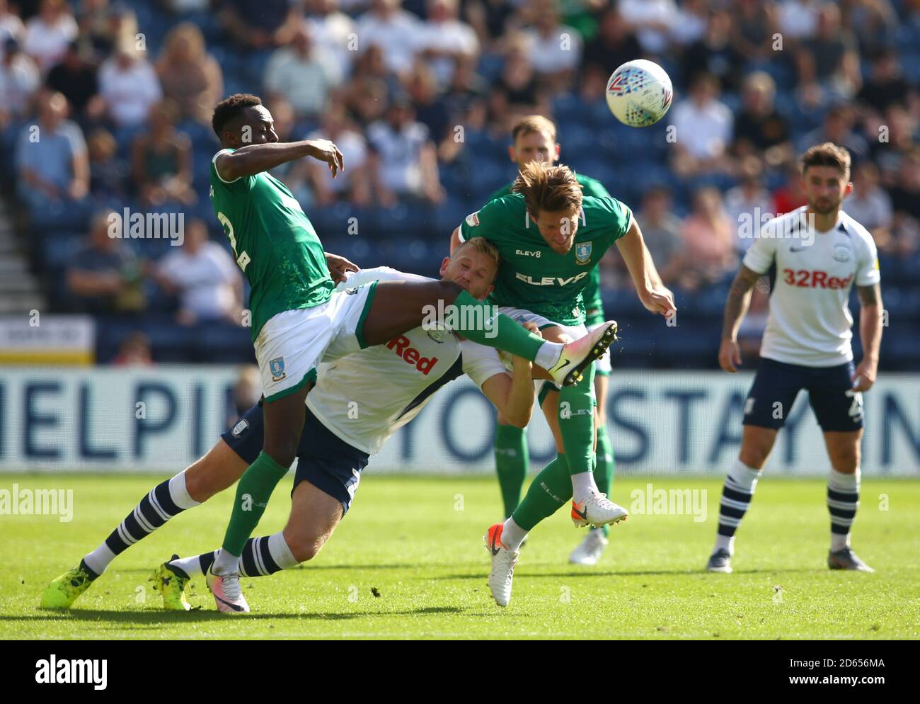 Der Jayden Stockley von Preston North End macht einen Schlag gegen das Gesicht von Moses Odubajo von Sheffield Wednesday Stockfoto