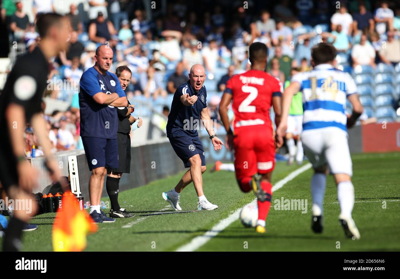 Wigan Athletisches Manager Paul Cook und Queens Park Rangers Mark Warburton während des Skybet Championship Matches Stockfoto