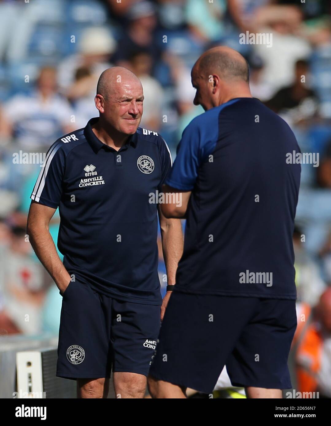 Queens Park Rangers Mark Warburton (links) und Wigan Athletisches Manager Paul Cook während des Skybet Championship Matches Stockfoto