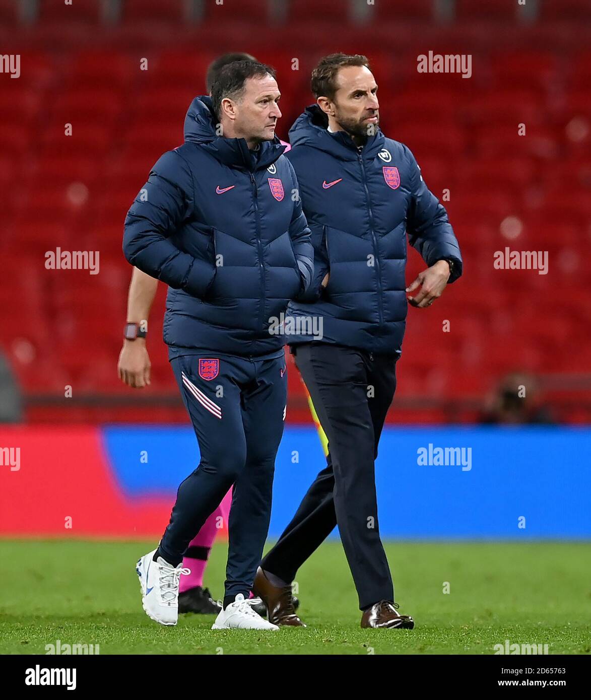 England-Manager Gareth Southgate (rechts) mit dem Assistenten Steve Holland nach einem Gespräch mit dem Schiedsrichter nach dem Spiel der UEFA Nations League Group 2, League A im Wembley Stadium, London. Stockfoto