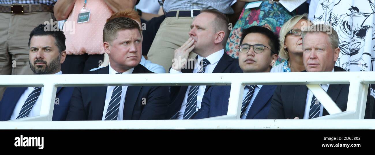 West Bromwich Albion CEO Mark Jenkins (rechts) , West Bromwich Albion Executive Director Xu Ke, West Bromwich Albion Sporting & Technical Director Luke Dowling und Chief Commercial Officer Simon King (links) Stockfoto