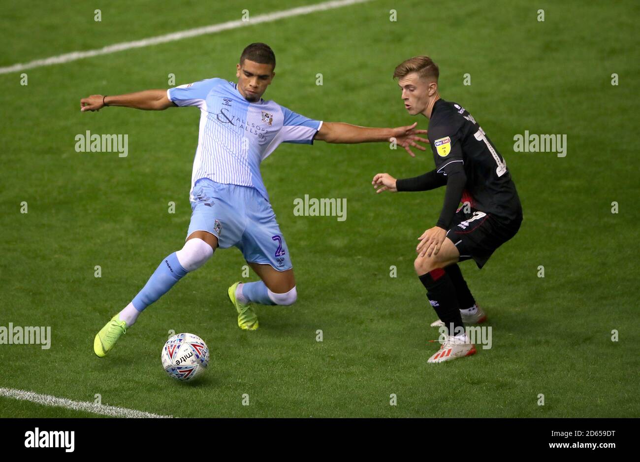 Tennai Watson (links) von Coventry City und James Hardy von Walsall kämpfen um den Ball Stockfoto