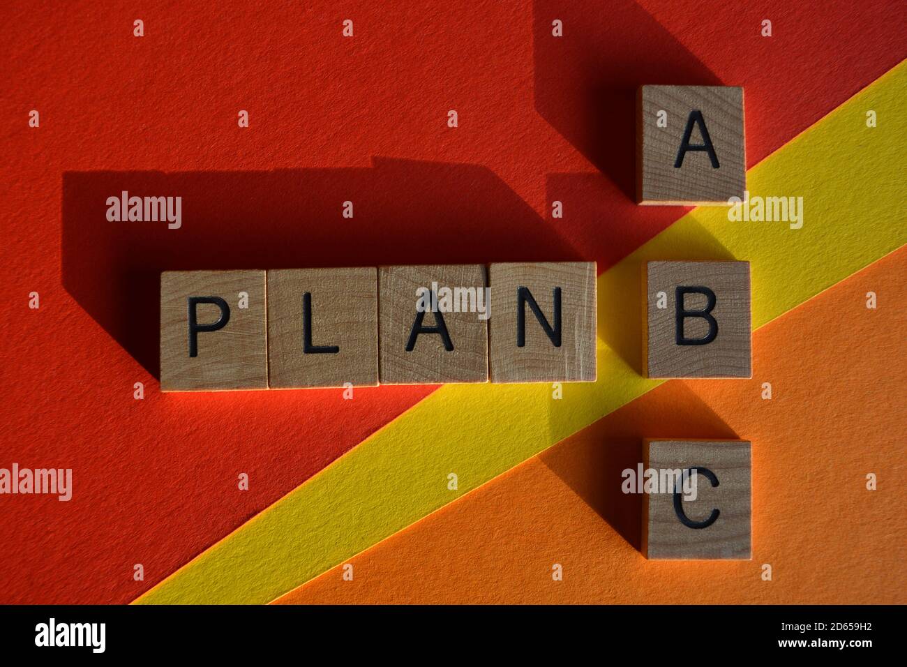 Plan A B C, Wörter in Holzbuchstaben isoliert auf buntem Hintergrund Stockfoto