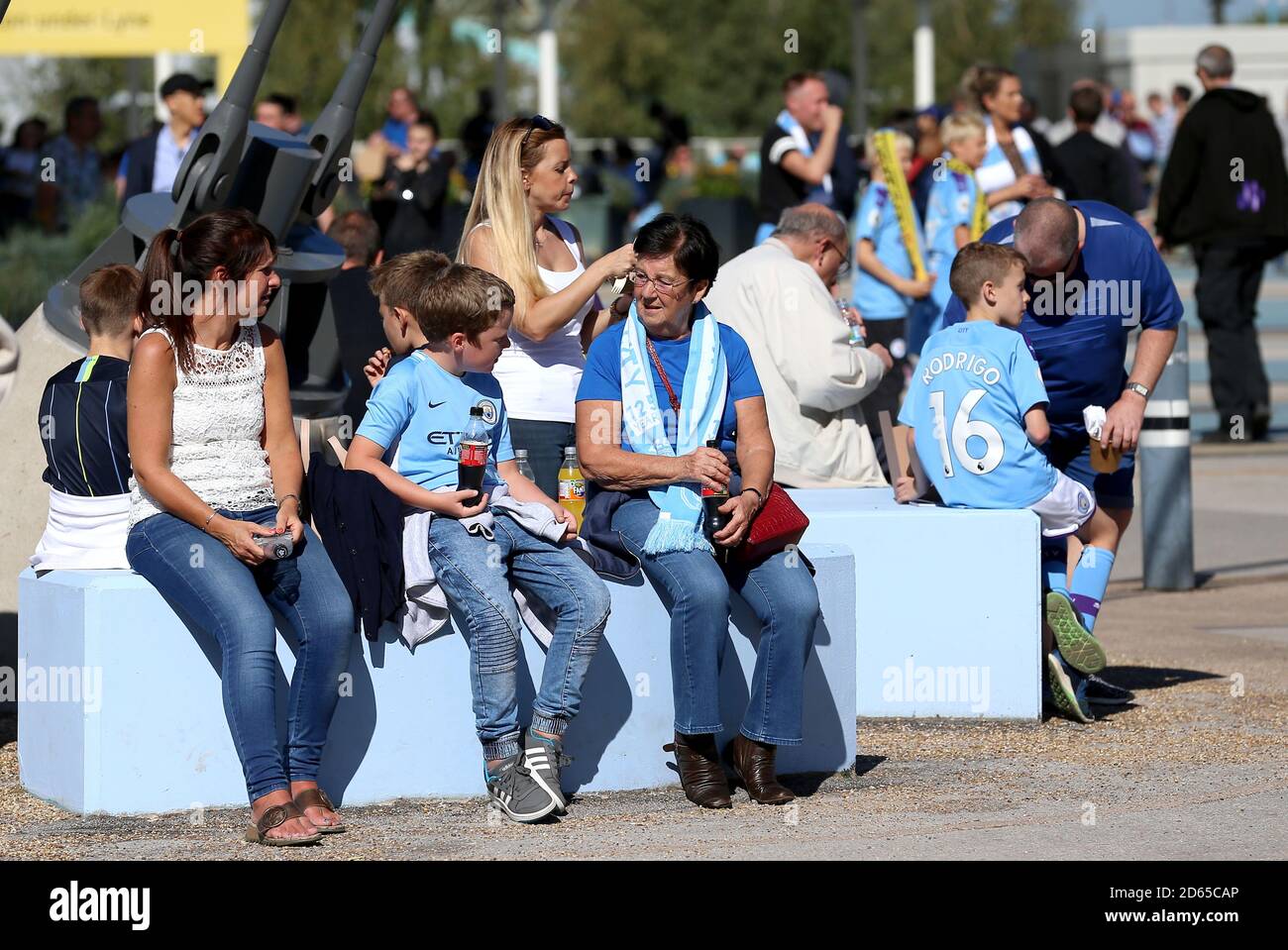 Die Fans von Manchester City warten vor Spielbeginn vor dem Etihad Stadium Stockfoto