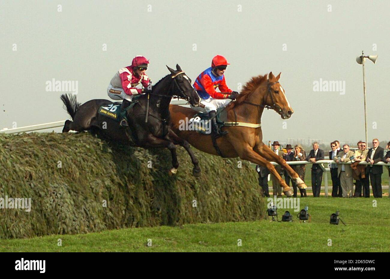 Dunbrody Millar von Jamie Moore auf dem Weg nach Sieg (l) und fast brach von L Horner (r) geritten Springen Sie den Stuhl in der John Smith's Topham Handicap Chase Stockfoto