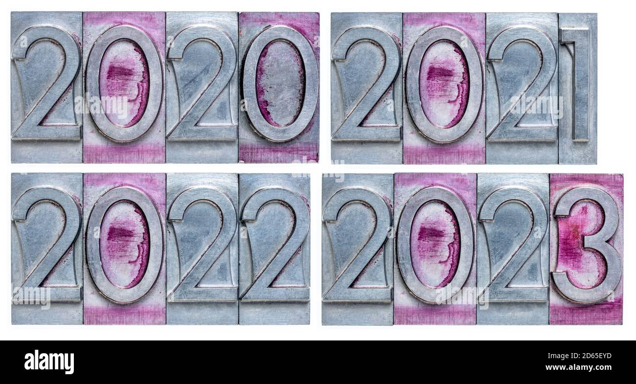 Jahre 2020, 2021, 2022 und 2023 - Zahlenabstrakte in grobkörnigen Vintage-Buchdruck-Metallarten isoliert auf weißem, kalendarischem Konzept Stockfoto
