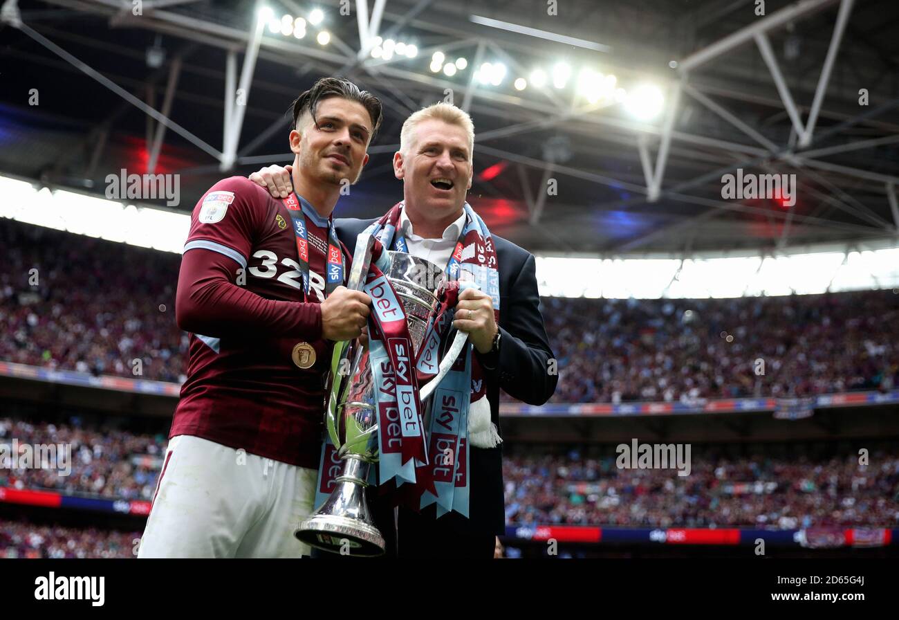 Jack Grealish von Aston Villa (links) und Manager Dean Smith feiern Heben der Sky Bet Championship Play-off Final Trophy nach der Schlusspfiff Stockfoto