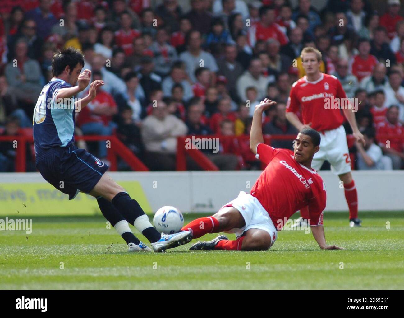 Lewis McGugan von Nottingham Forest und Marc Wilson von Bournemouth in Aktion Stockfoto