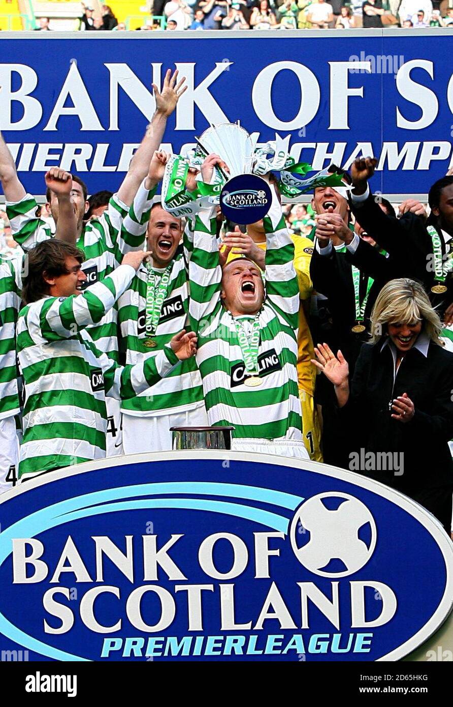 Celtic-Kapitän Neil Lennon hebt die Trophäe der Bank of Scotland Premier Division an. Stockfoto
