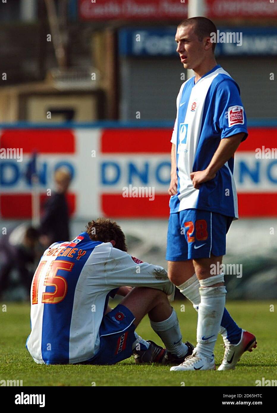Antony Sweeney von Hartlepool United (links) und David Foley sehen nach dem letzten Pfiff depriziert aus, da sie es knapp versäumen, Ligameister zu werden. Stockfoto