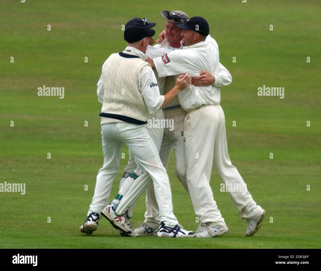 Nachdem Yorkshire die County Championship gewonnen hat, wird Kapitän David Byas [Middle] von seinen Mitspielern umgebracht. L-R: Steve Kirby, Richard Blakely & Craig White. Stockfoto