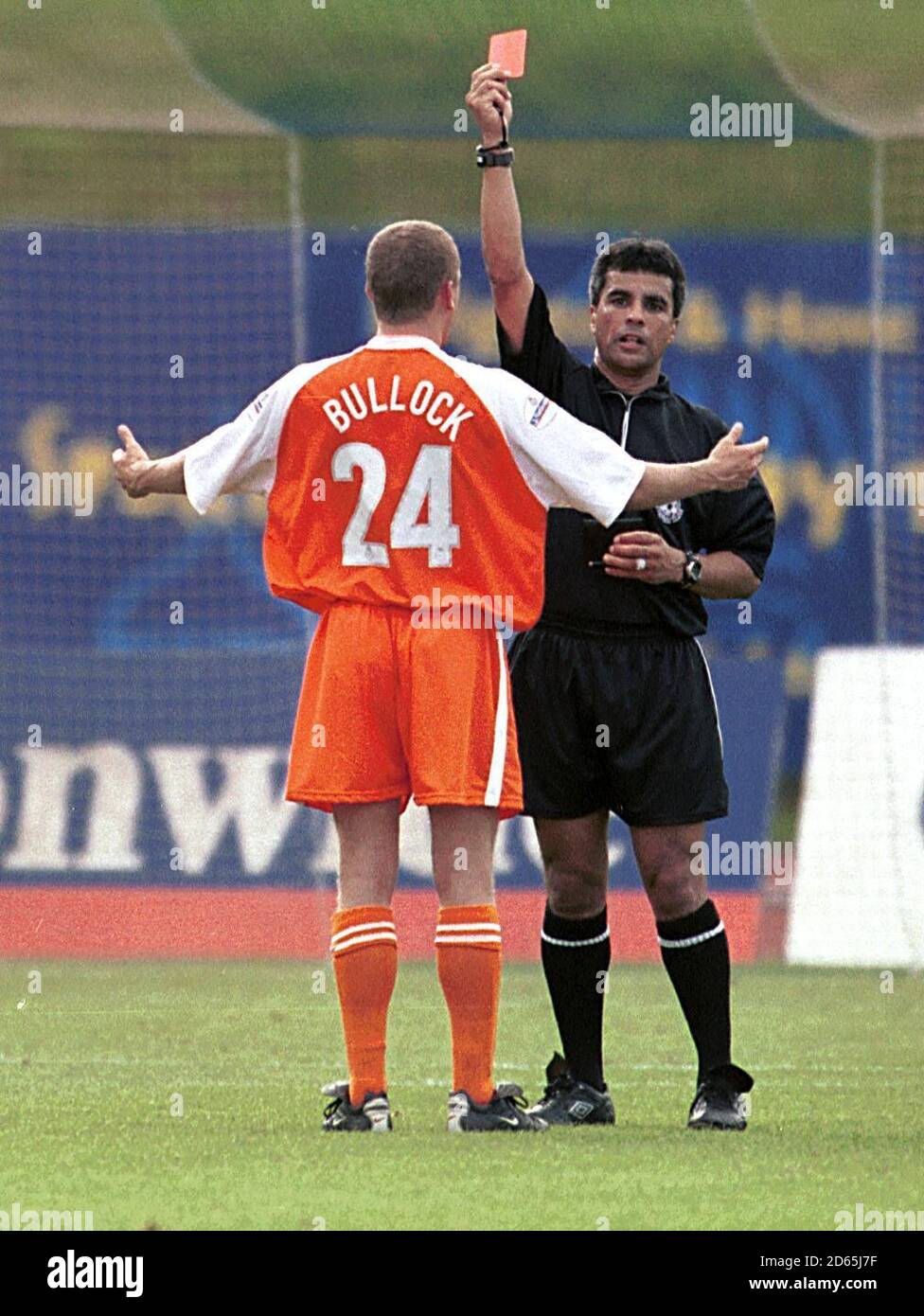 Blackpool's Martin Bullock wird von Schiedsrichter Ray Olivier aus einem scheinbar unbekannten Grund geschickt. Stockfoto
