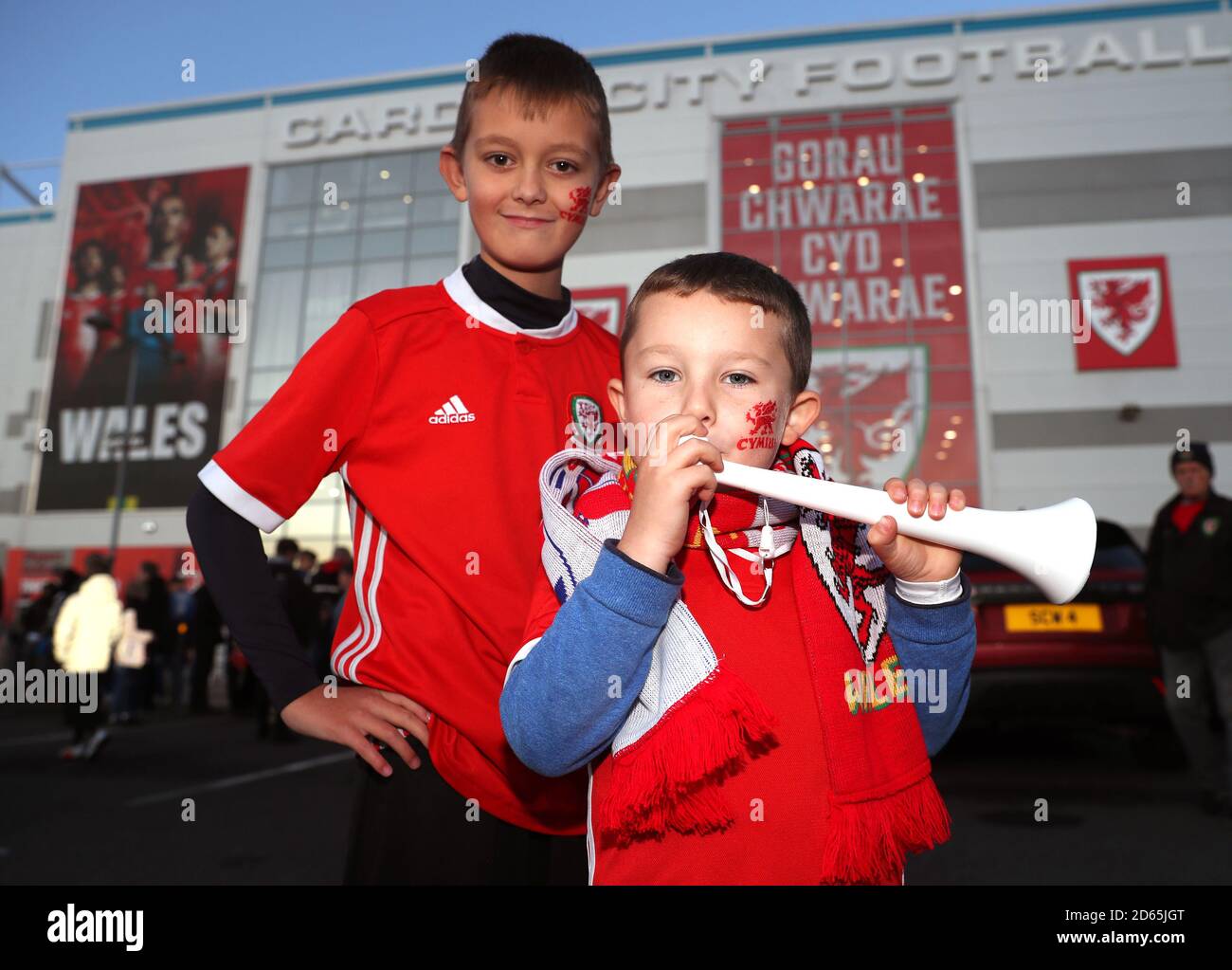 Die Fans von Young Wales treffen vor dem Spiel im Cardiff City Stadium ein Stockfoto