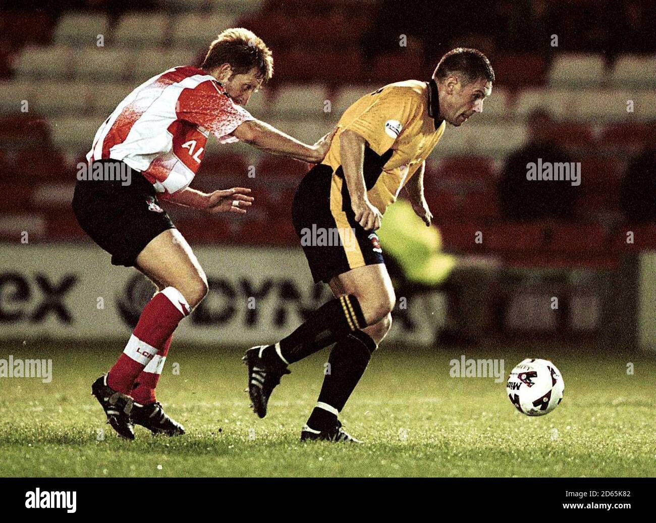 Steve Holmes von Lincoln City stößt auf Tony Lormer von Hartlepool United Stockfoto