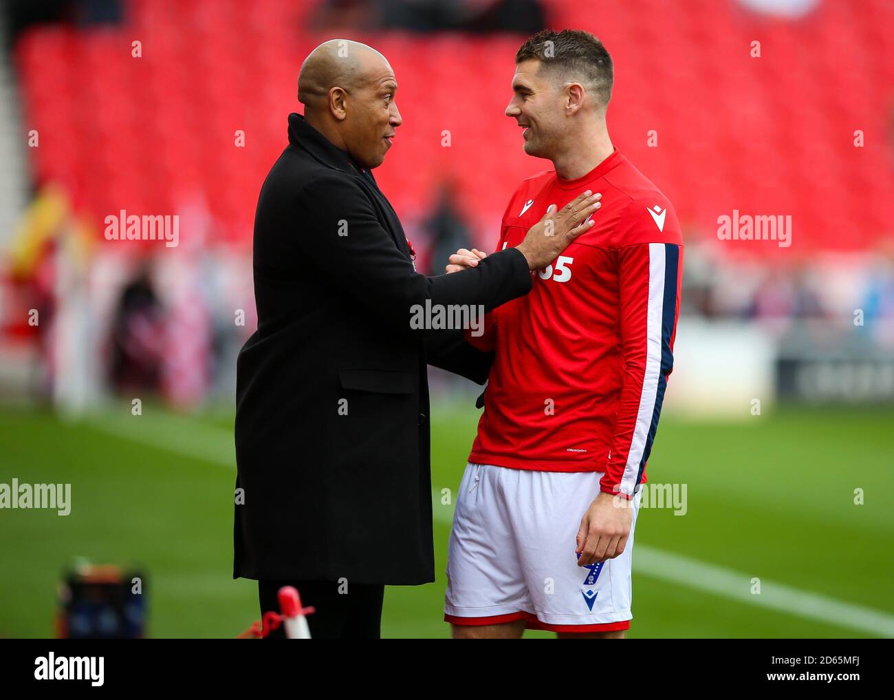 Stoke City-Witze Sam Vokes (rechts) mit dem ehemaligen Stoke City-Stürmer Chris Iwelumo während der Sky Bet Championship im BET365 Stadium Stockfoto