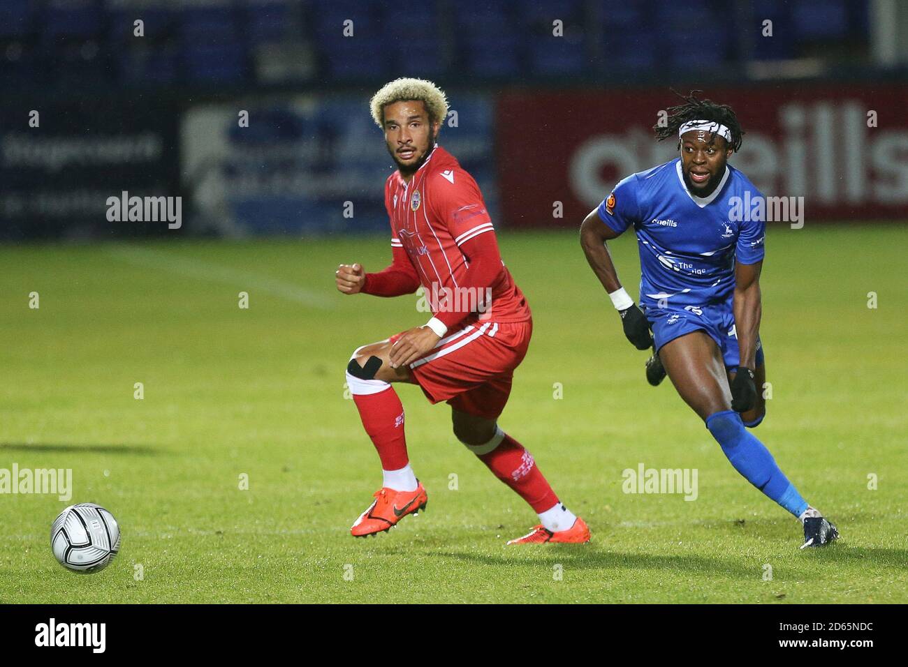 Claudio Ofosu von Hartlepool United im Einsatz mit Chris Bush von Bromley während des Vanarama National League Spiels zwischen Hartlepool United und Bromley im Victoria Park, Hartlepool am Dienstag, 13. Oktober 2020. (Quelle: Mark Fletcher, Mi News) Stockfoto