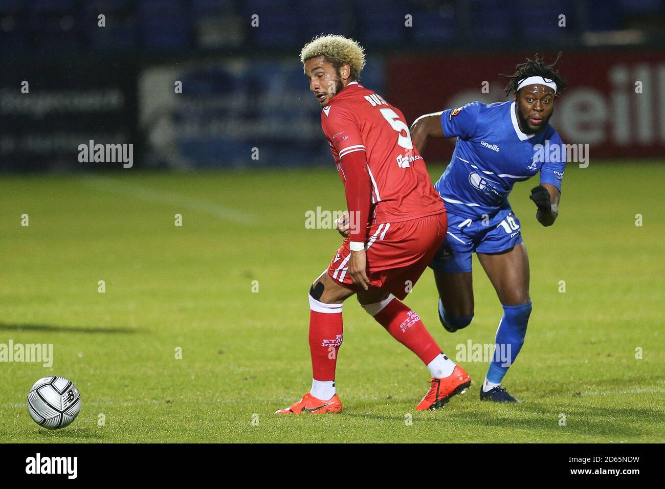 Claudio Ofosu von Hartlepool United im Einsatz mit Chris Bush von Bromley während des Vanarama National League Spiels zwischen Hartlepool United und Bromley im Victoria Park, Hartlepool am Dienstag, 13. Oktober 2020. (Quelle: Mark Fletcher, Mi News) Stockfoto