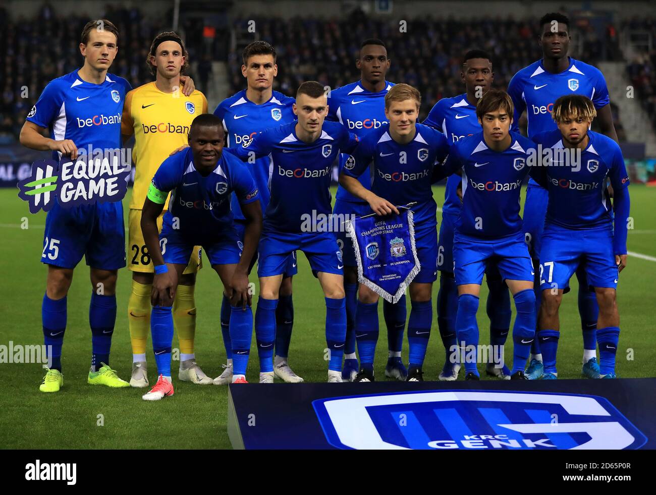 Genk-Team (hinten nach vorne, links nach rechts) Sander Berge, Torhüter Gaetan Coucke, Joakim Maehle, Paul Onuachu, Carlos Cuesta, Jhon Lucumi, Mbwana Samatta, Bryan Heynen, Jere Uronen, Junya Ito und Theo Bongonda stehen vor dem Anpfiff an Stockfoto