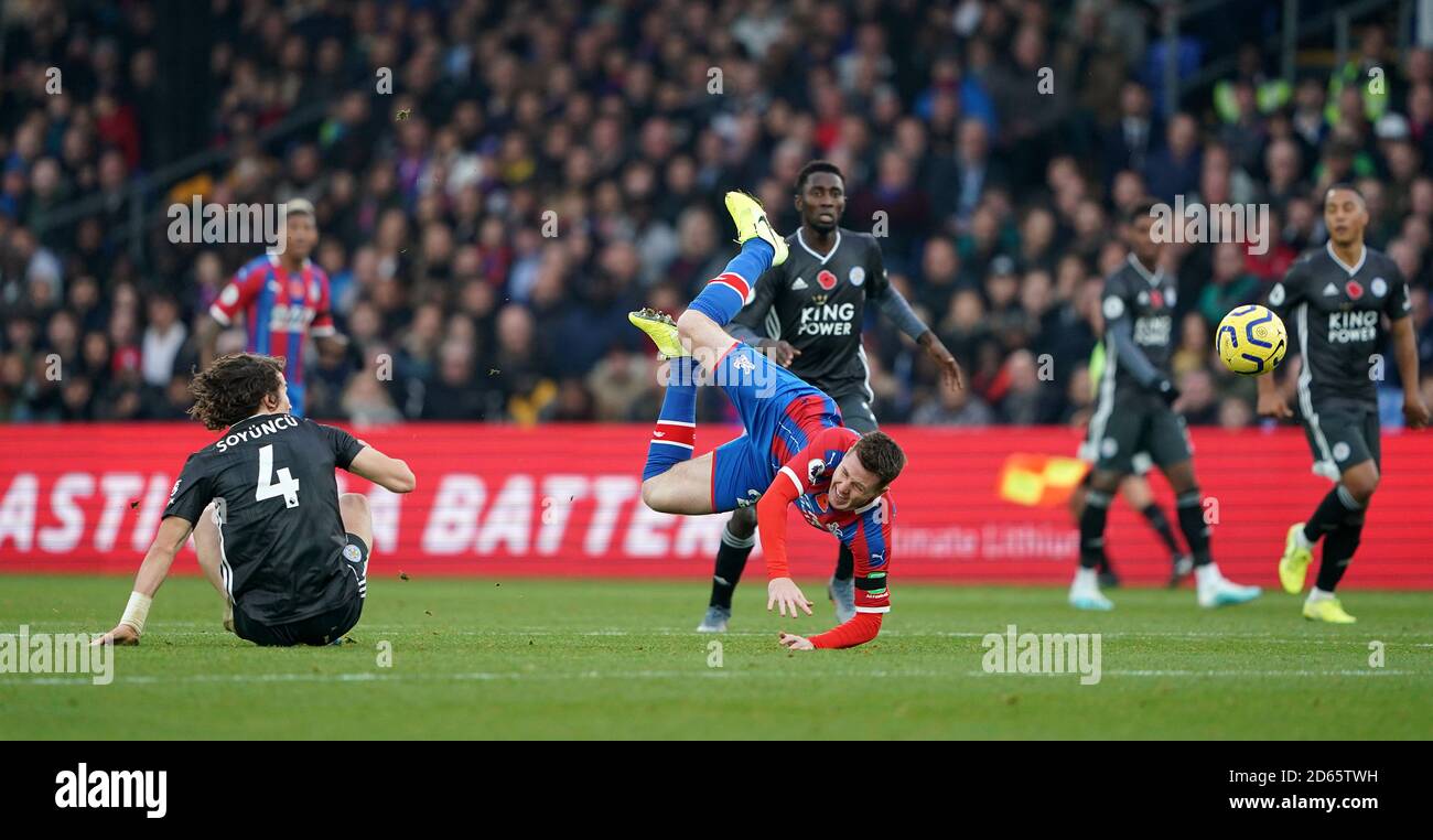 Der Caglar Soyuncu (links) von Leicester City fordert James McCarthy von Crystal Palace heraus Stockfoto