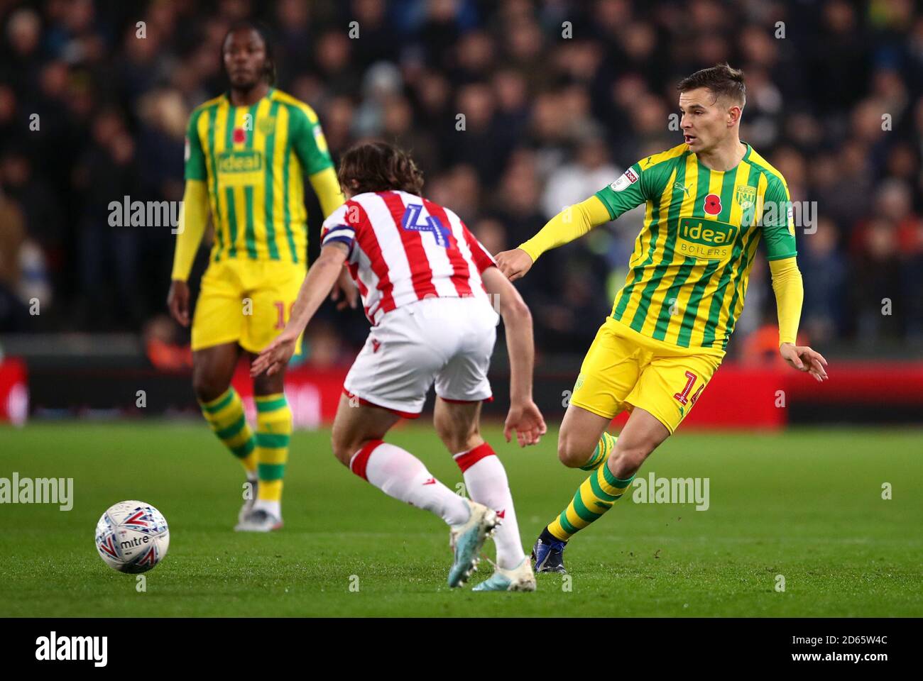 West Bromwich Albion's Conor Townsend (rechts) und Stoke City's Joe allen kämpfen um den Ball Stockfoto