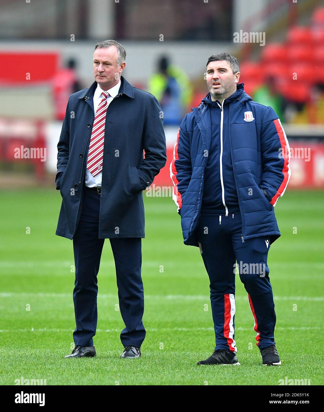 Stoke City Manager Michael O'Neill (links) mit Andy Cousins vor dem Spiel Stockfoto