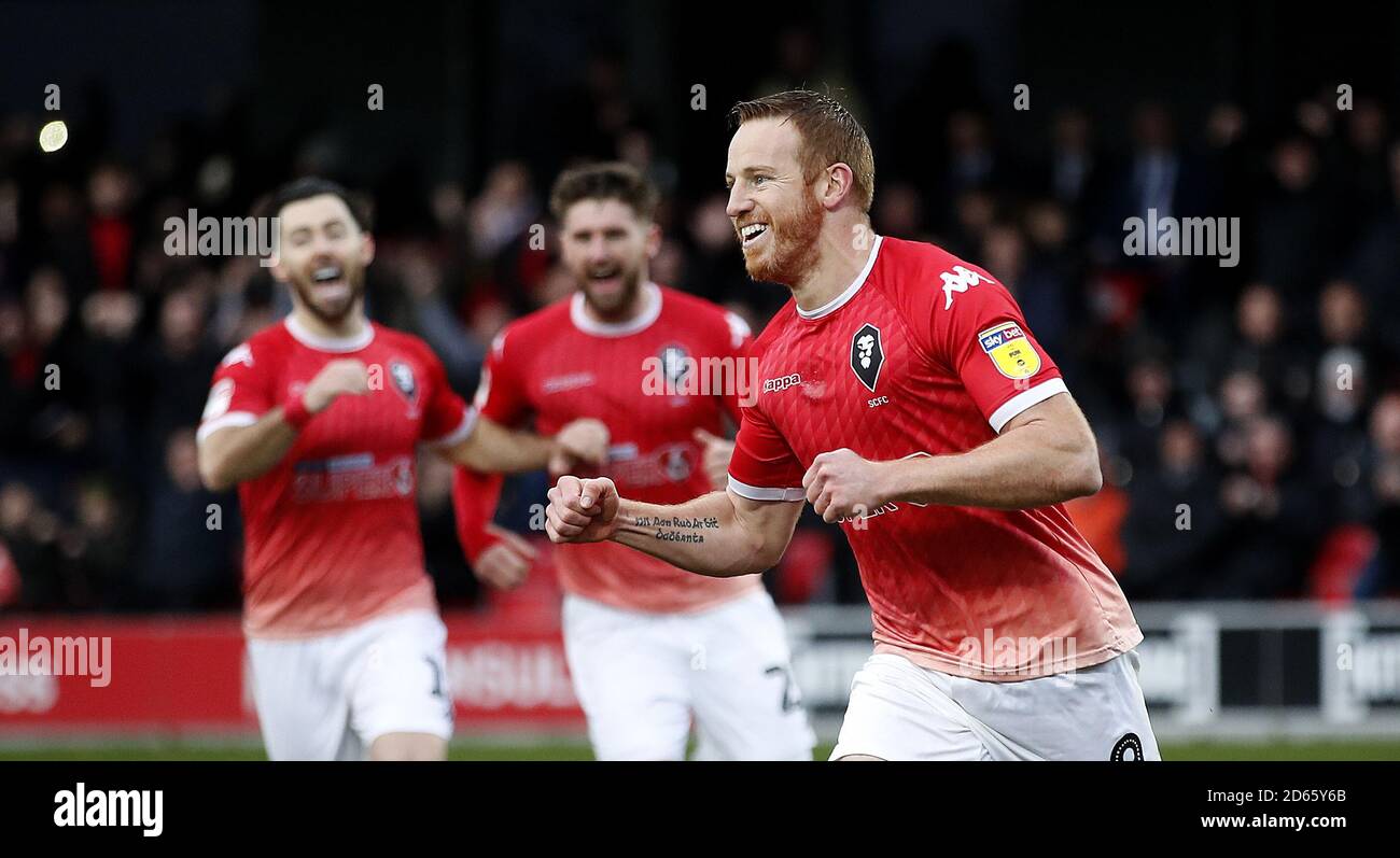 Adam Rooney von Salford City feiert das erste Tor seiner Seite Stockfoto