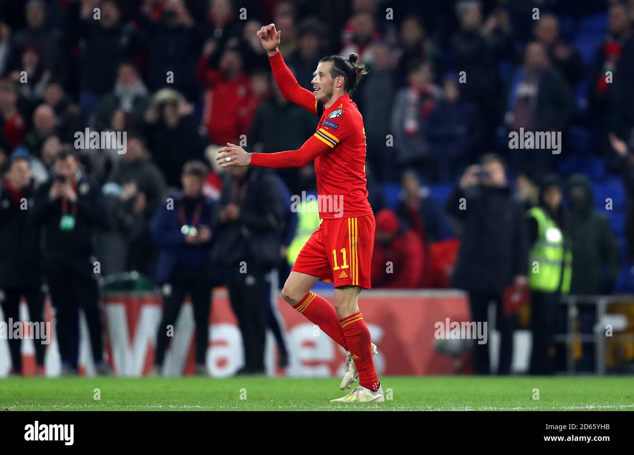 Wales' Gareth Bale feiert nach dem Abpfiff die Qualifikation für die Europameisterschaft 2020 Stockfoto