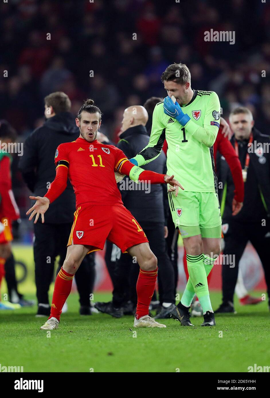 Wales' Gareth Bale und Torhüter Wayne Hennessey feiern nach dem Abpfiff die Qualifikation für die Europameisterschaft 2020 Stockfoto