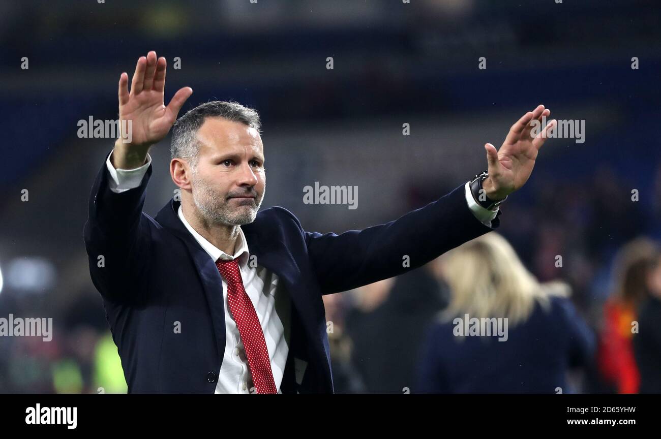 Wales Manager Ryan Giggs feiert nach dem Abpfiff die Qualifikation für die Europameisterschaft 2020 Stockfoto