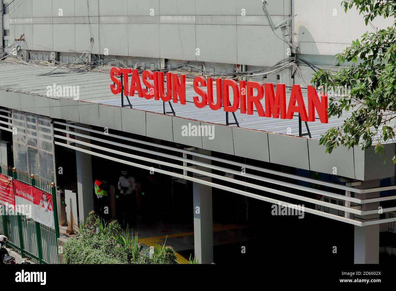 Jakarta / Indonesien - 5. September 2020. Das Namensschild der Jakarta Sudirman Station, einer der belebtesten elektrischen Bahnhöfe in Jakarta. Stockfoto