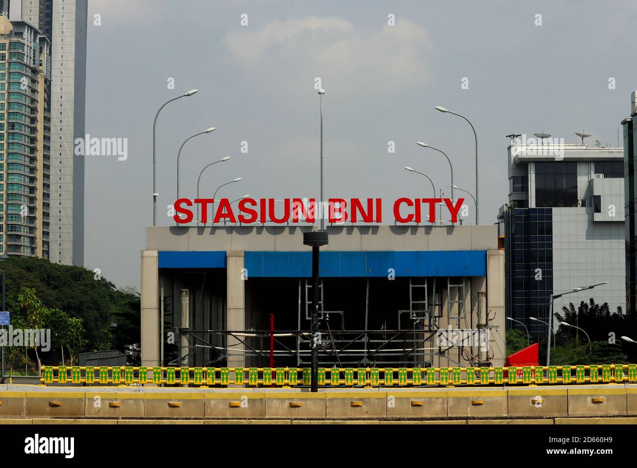 Jakarta / Indonesien - 5. September 2020. Das Schild für die BNI City Jakarta Station, eine der Stationen insbesondere für den Flugplatz Soekarno-Hatta Stockfoto