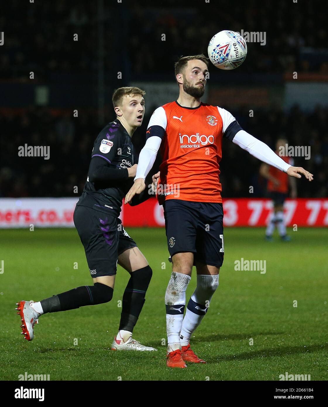 Die Kämpfe von Andrew Shinnie (rechts) von Luton Town und Alfie Doughty von Charlton Athletic um den Ball Stockfoto