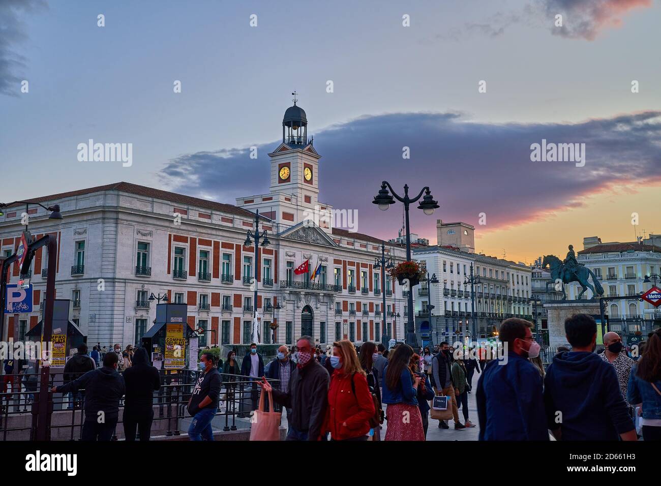 El Puerta de Sol in der Abenddämmerung mit Einkäufern und Fußgängern, Madrid, Spanien, September 2020 Stockfoto