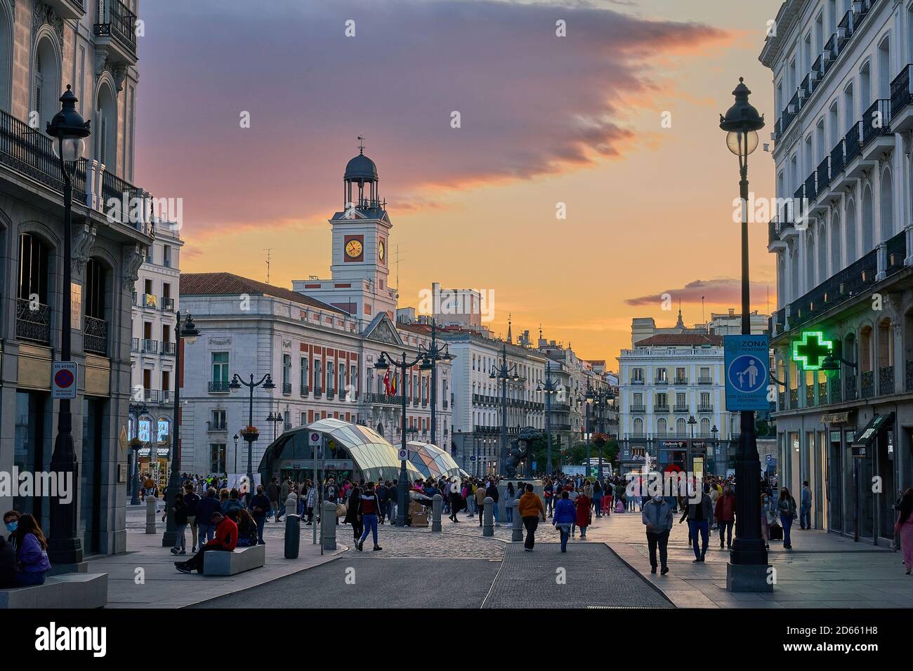 El Puerta de Sol in der Abenddämmerung mit Einkäufern und Fußgängern, Madrid, Spanien, September 2020 Stockfoto