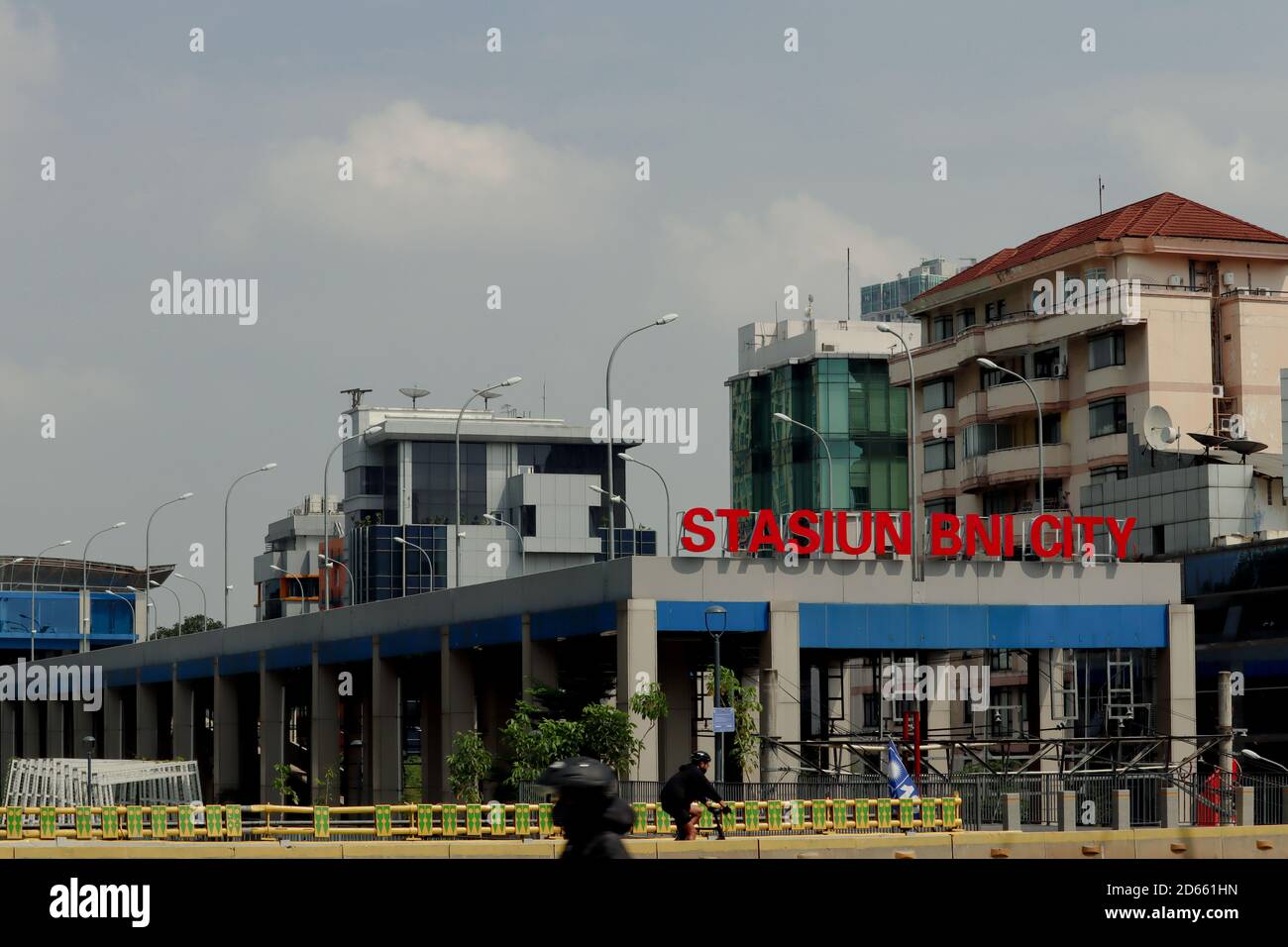 Jakarta / Indonesien - 5. September 2020. Schild für Jakarta BNI City Station, eine Station, die die Stadt Jakarta mit Soekarno Hatta Airpo verbindet Stockfoto