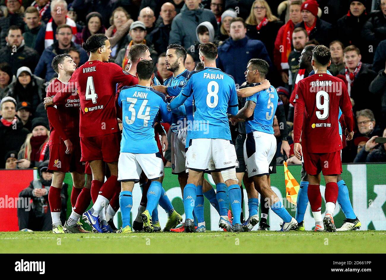 Liverpools Virgil van Dijk (zweite Linke) ist mit Napoli Spielern in einen Schrecken verwickelt Stockfoto