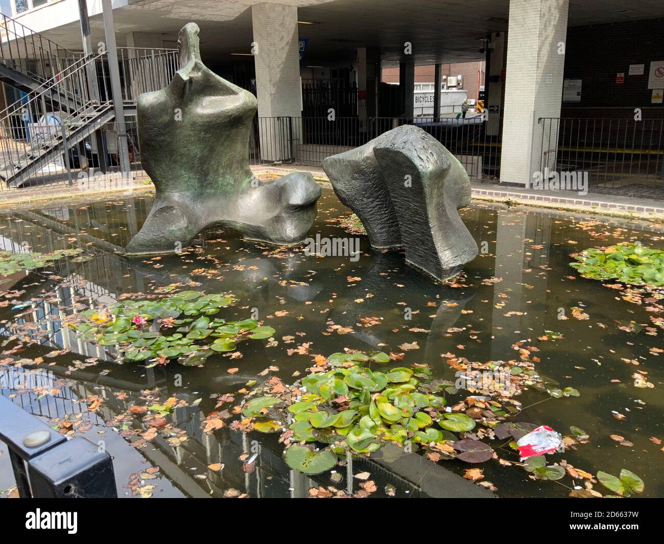 Statuen am Eingang des Charing Cross Hospital in Hammersmith, London Stockfoto