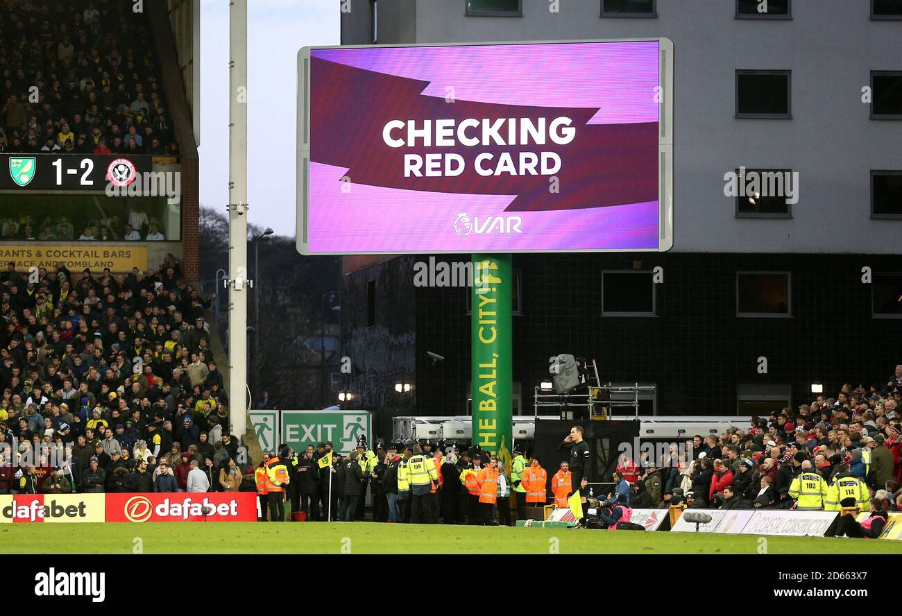 Der Videoassistent Referee prüft die rote Karte von Chris Basham, die später wieder aufgehoben wird Stockfoto