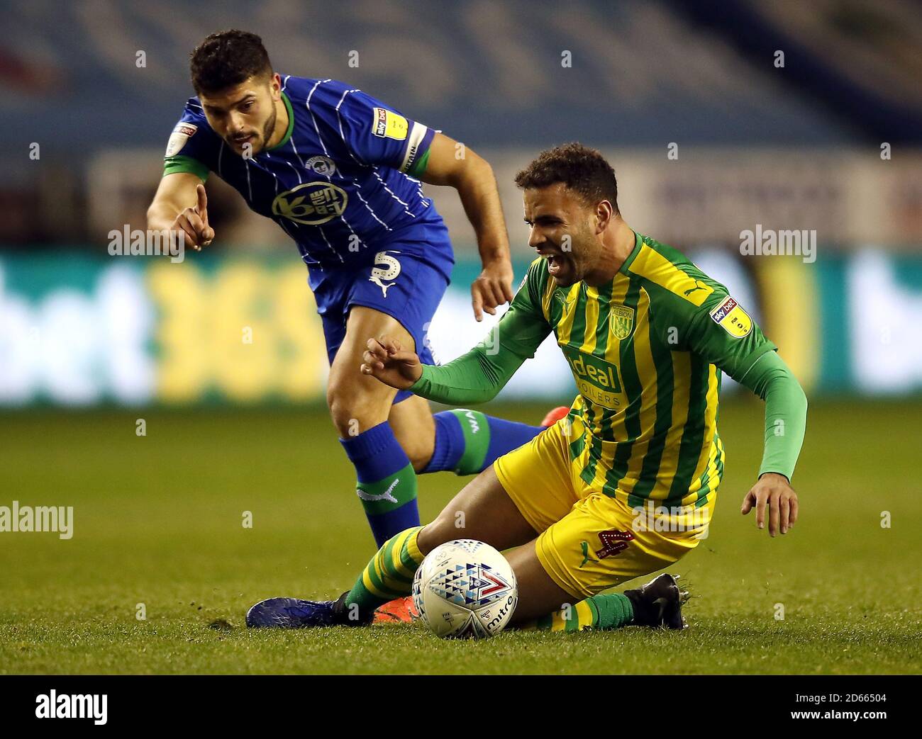 Die Kämpfe von Sam Morsy (links) und West Bromwich Albion im Hal Robson-Kanu-Stadion um den Ball während des Sky Bet Championship Matches im DW Stadium, Wigan. PA Foto. Bilddatum: Mittwoch, 11. Dezember 2019. Siehe PA Story SOCCER Swansea. Der Lichtbildkredit sollte lauten: Martin Rickett/PA Wire. EINSCHRÄNKUNGEN: NUR REDAKTIONELLE VERWENDUNG keine Verwendung mit nicht autorisierten Audio-, Video-, Daten-, Regallisten-, Club-/Liga-Logos oder Live-Diensten. Die Online-Nutzung ist auf 120 Bilder beschränkt, keine Videoemulation. Keine Verwendung bei Wetten, Spielen oder Einzelspielen/Liga/Player-Veröffentlichungen. Stockfoto