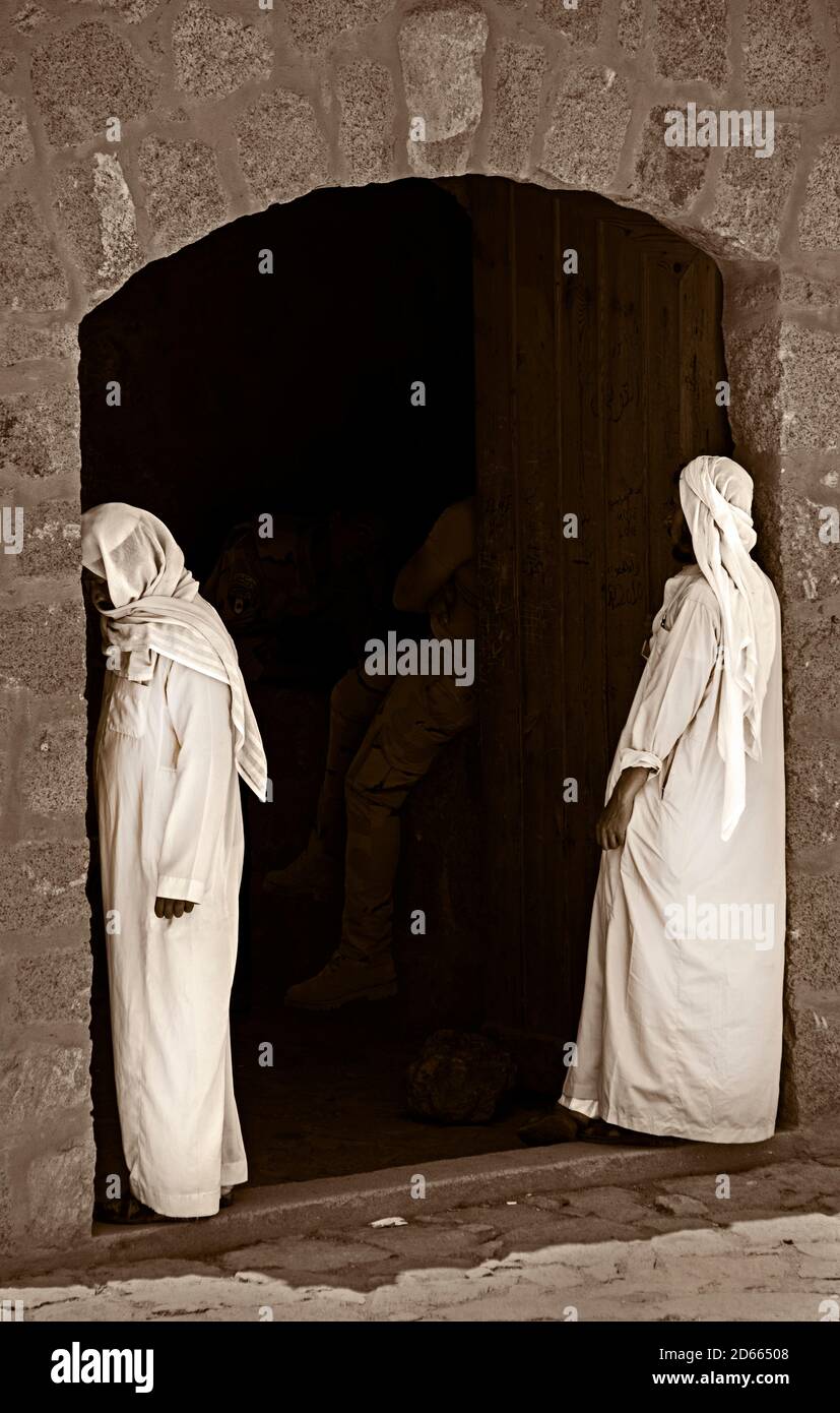 Pilger beten am Eingang des St. Katharinen-Klosters auf dem Berg Sinai Stockfoto