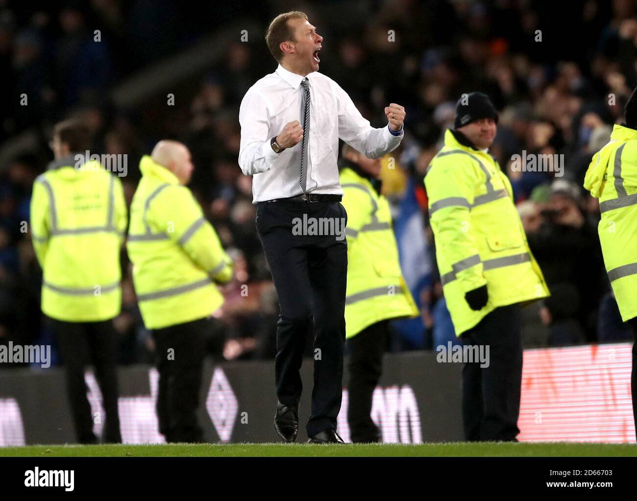 Everton Interimsmanager Duncan Ferguson feiert, nachdem Leighton Baines (nicht im Rahmen) ihr zweites Tor des Spiels erzielt hat Stockfoto