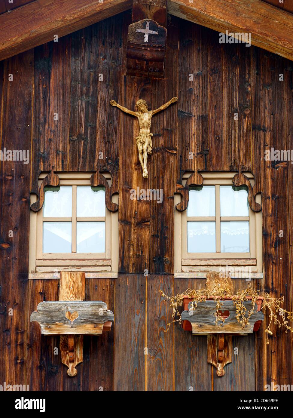 Colle Santa Lucia, Belluno, Venetien, Italien, altes Dorf in den Dolomiten. Holzhaus Stockfoto