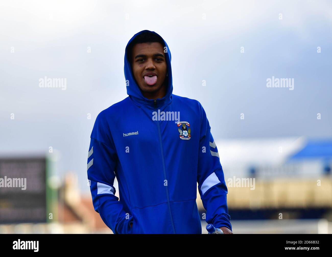 Tennai Watson von Coventry City posiert vor dem Spiel für ein Foto Stockfoto