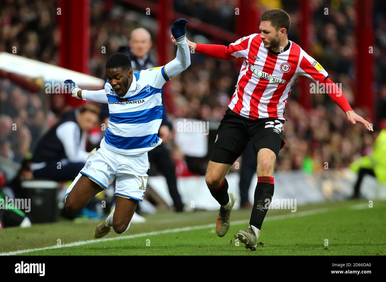 Olamid Shodipo (links) und Brentfords Henrik Dalsgaard kämpfen um den Ball Stockfoto