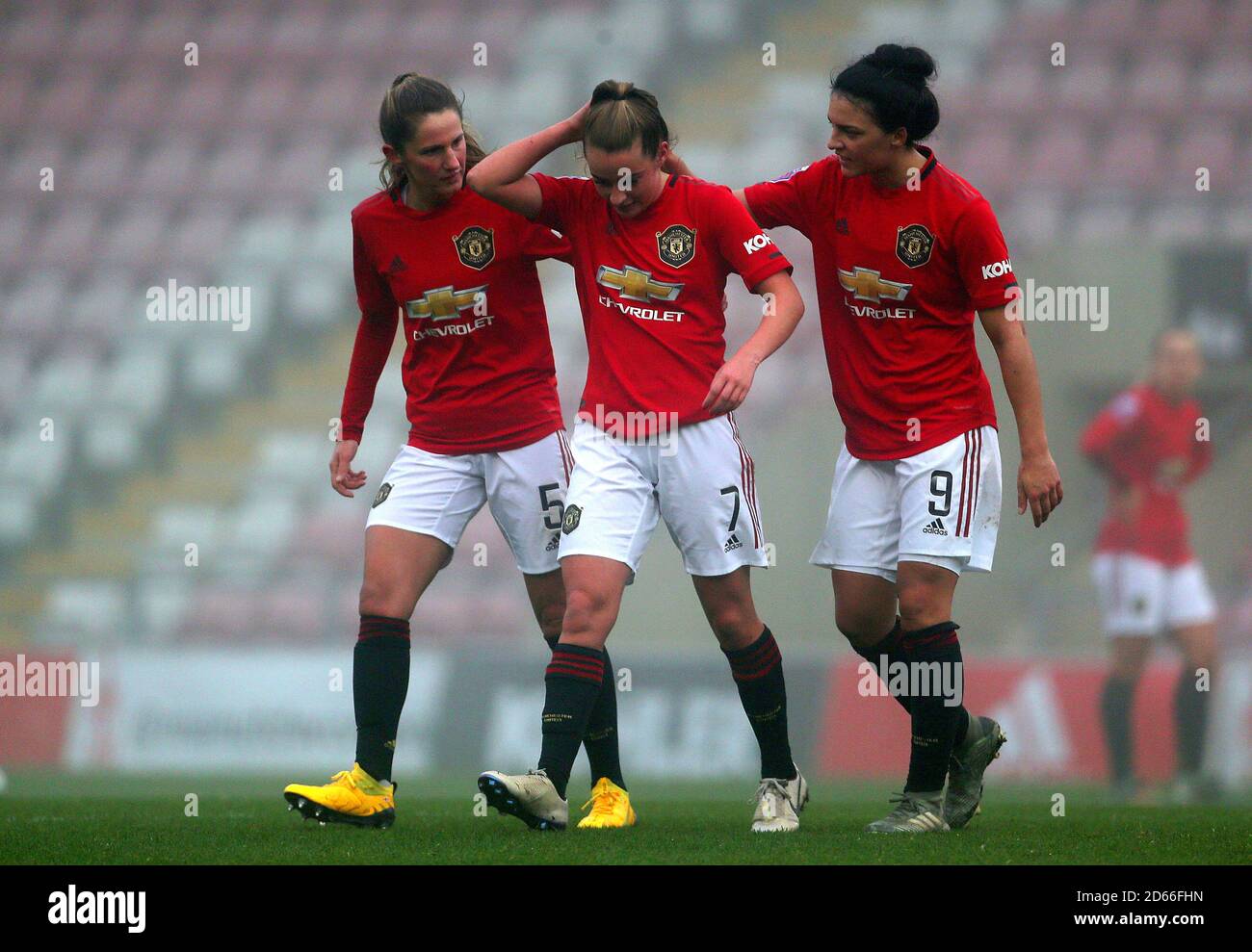 Abie McManus von Manchester United und die Jess Sigsworth-Konsolen-Teamkollegin Ella Toone von Manchester United, nachdem sie abgesetzt wurde Stockfoto