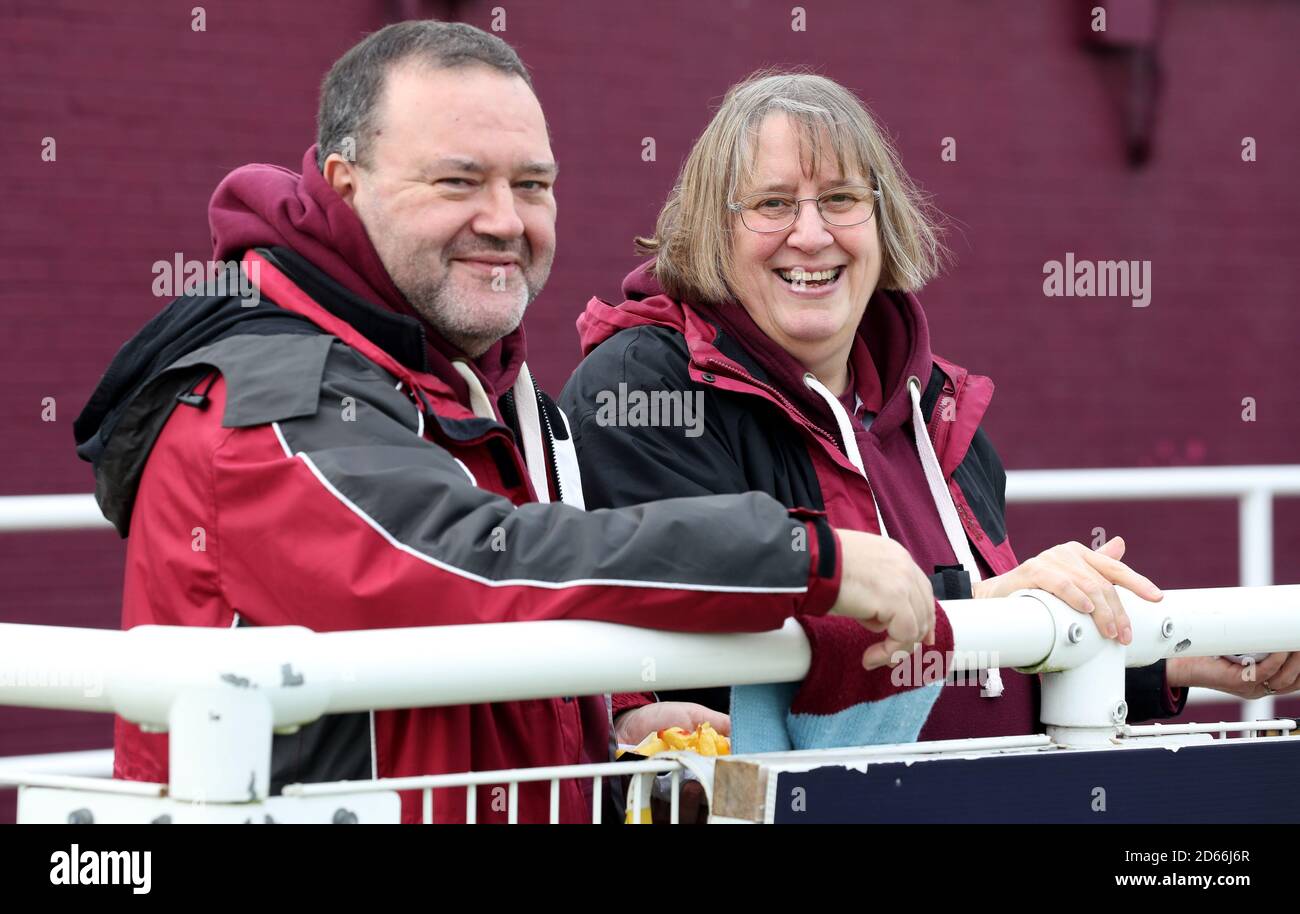 Fans von West Ham Frauen vor dem Spiel Stockfoto